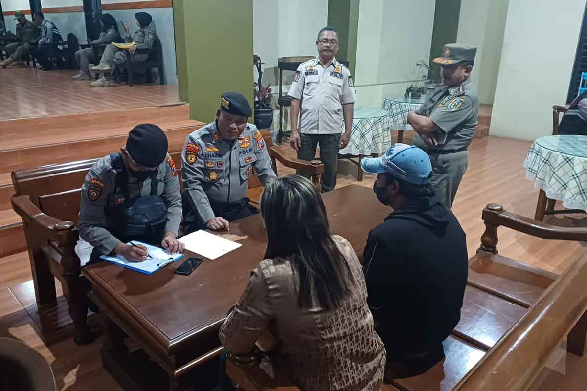 Pendataan yang dilakukan petugas gabungan terhadap pasangan bukan suami istri di salah satu hotel di Tuban.