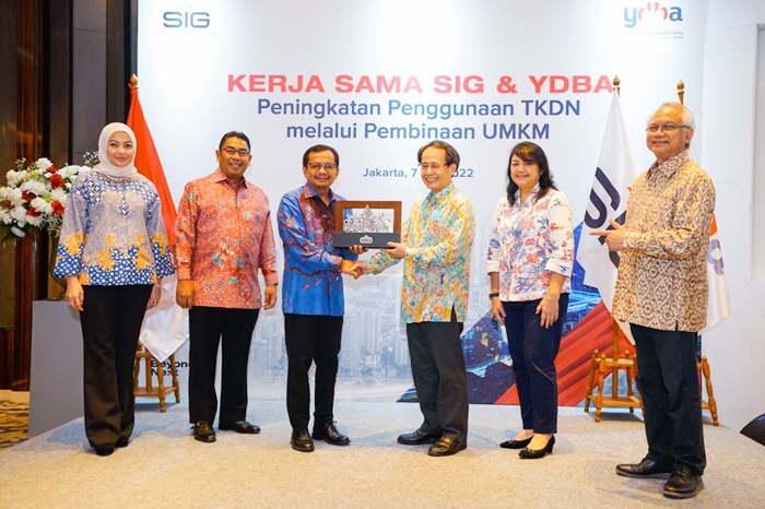 Direktur Utama SIG Donny Arsal (ketiga dari kiri), didampingi jajaran direksi saat penandatanganan perjanjian kerja sama peningkatan penggunaan TKDN dengan YDBA melalui pembinaan UMKM, di Hotel Sheraton, Jakarta. foto: ist.