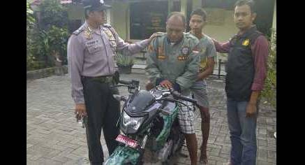 Tersangka Sugeng (44) dan Ardiansyah (19), dua begal yang berhasil ditangkap Polsek Driyorejo. foto: syuhud/BangsaOnline.com