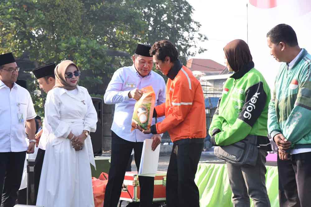 Bupati Subandi menyerahkan bantuan beras ke pengemudi Ojol saat acara Doa Bersama, Jumat (5/9/2025). (Ist)