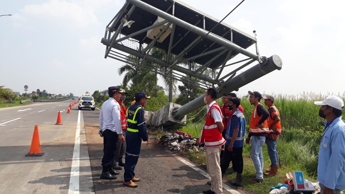 Lokasi kecelakaan tunggal sebuah bus pariwisata yang membawa rombongan warga Surabaya.
