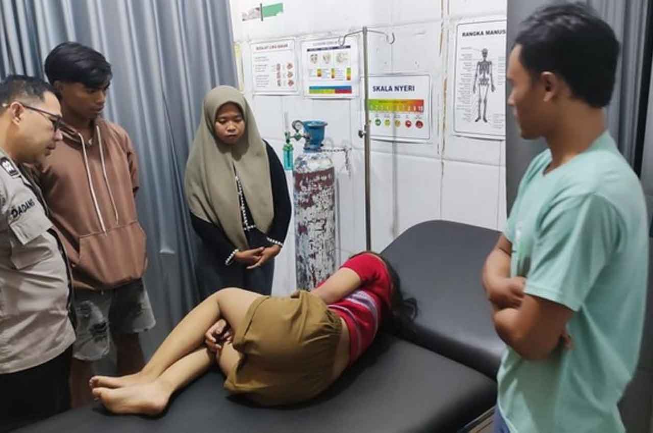 Korban yang merupakan siswi SMP ditemukan tak sadarkan diri, saat menjalani perawatan ke Puskesmas Gladak Pakem. Foto: Ist.