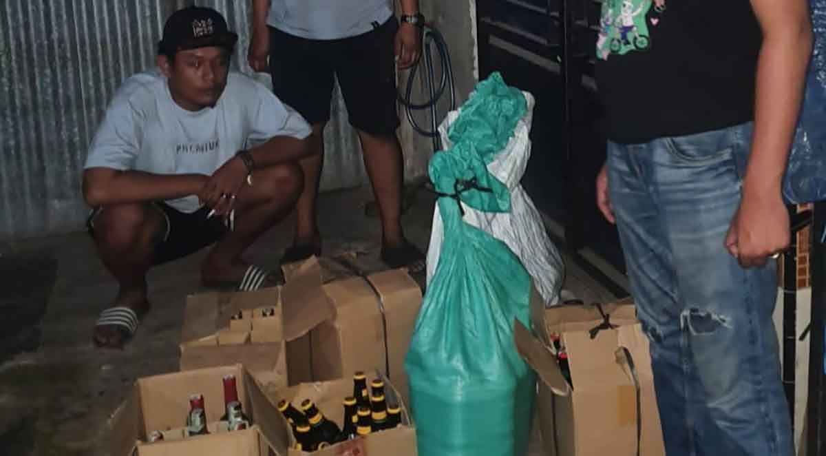 Petugas dari Polres Jombang bersama barang bukti yang diamankan.
