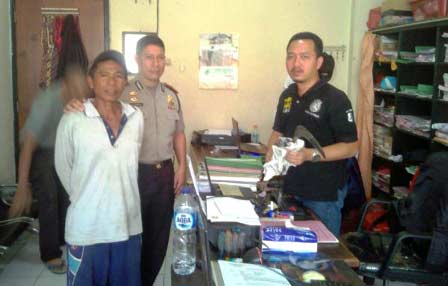 Tersangka AJ saat diperiksa di Mapolres Banyuwangi.