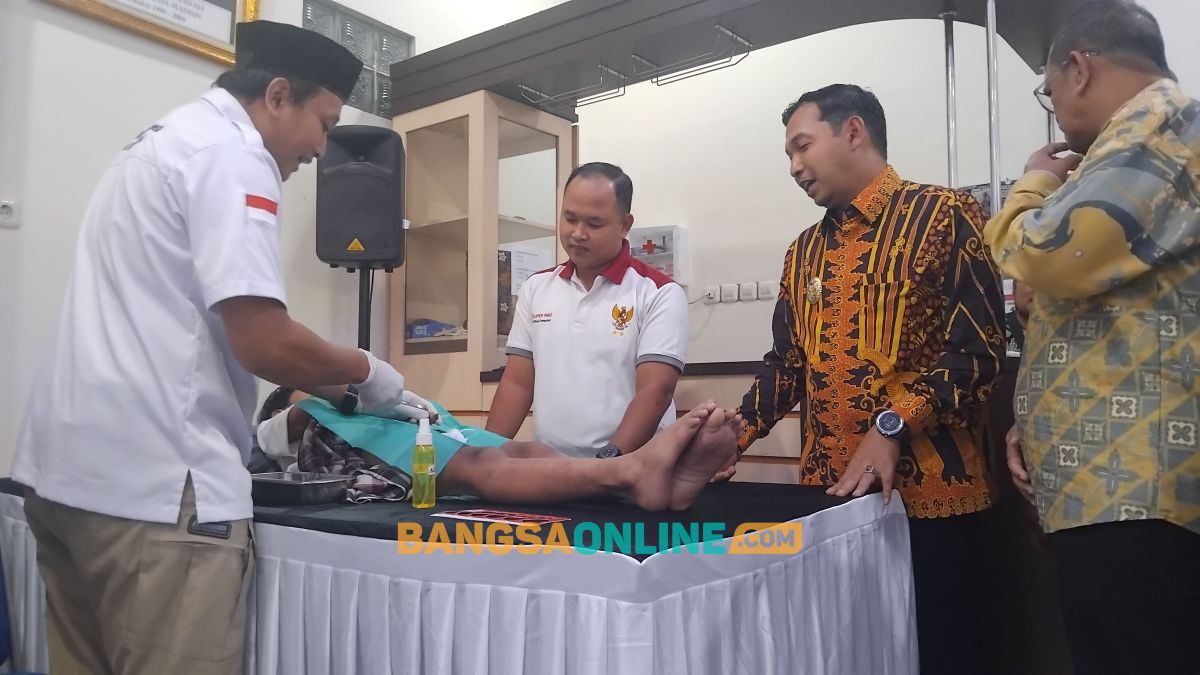 Wakil Wali Kota Madiun, Bagus Panuntun (dua dari kanan) saat menyapa salah satu anak yang dikhitan. Foto: Hendro Suhartono/BANGSAONLINE