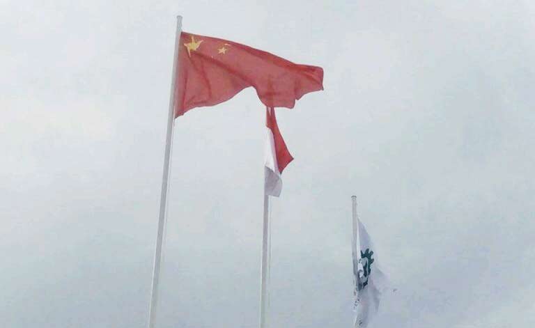 Bendera China yang dikibarkan di pulau Obi, Kabupaten Halmahera Selatan, Maluku Utara, saat peresmian smelter PT Wanatiara Persada, Jumat (25/11).