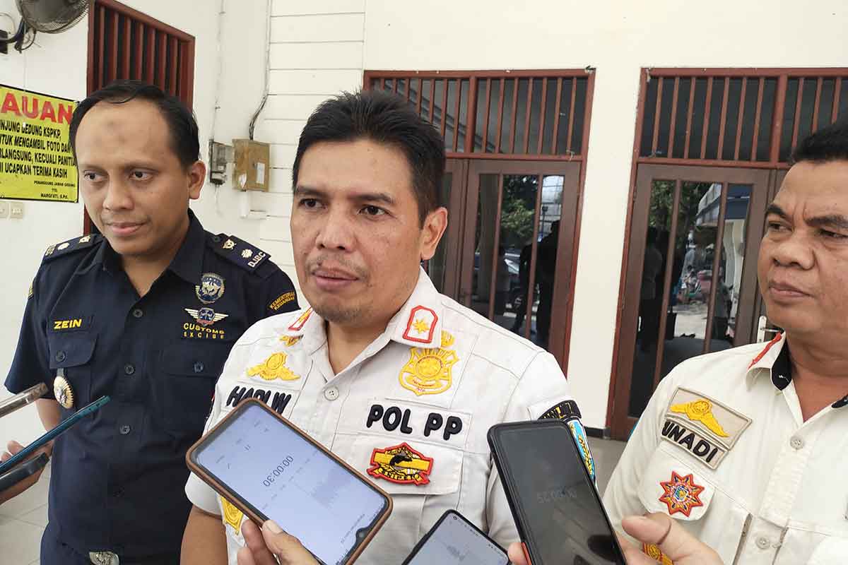 Kasatpol PP Jatim bersama Kasatpol PP Tuban Plt. Kepala Seksi Bimbingan Kepatuhan dan Humas Dirjen Bea Cukai Jatim saat diwawancarai awak media.