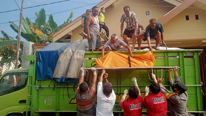 Benahi Atap, Warga Jatinom Blitar Tewas Tersengat Listrik