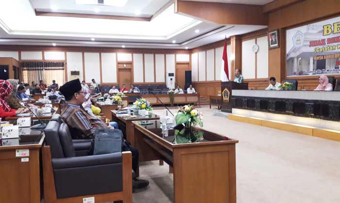 Suasana bedah buku bertajuk "Jejak Rekam DPRD Gresik" yang digelar KWG di ruang paripurna DPRD. foto: SYUHUD/ BANGSAONLINE