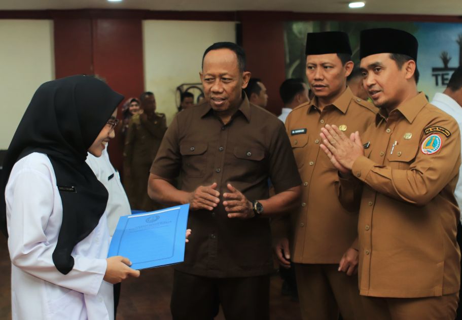 Wali Kota Pasuruan, Adi Wibowo saat penyerahan SK PPPK tahap II formasi 2024