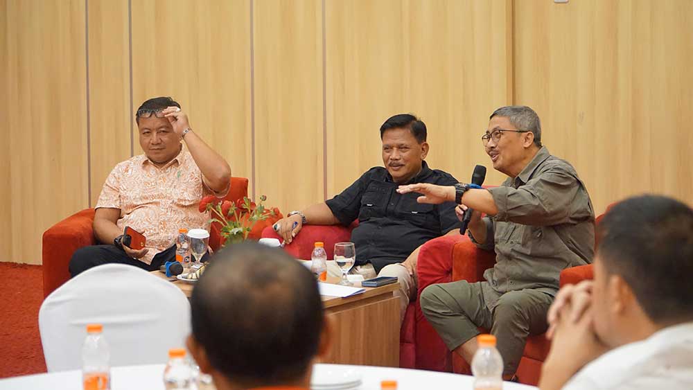 Bupati Nganjuk, Marhaen Jumadi (tengah), dan Direktur Pengadaan Perum Bulog, Prihasto Setyanto (kanan) saat mengikuti diskusi. (Ist)