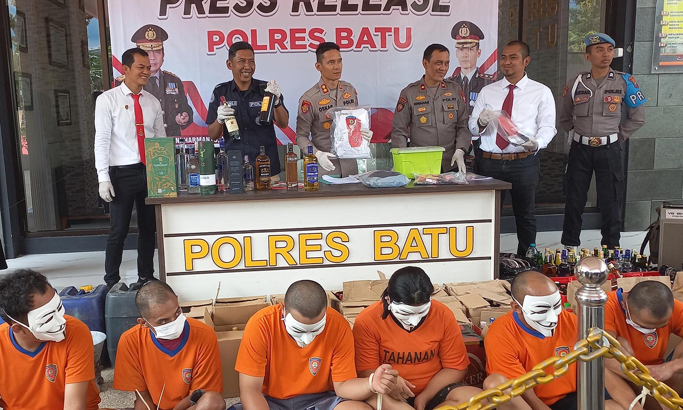 Kapolres Batu AKBP Oskar Syamsuddin saat memimpin rilis pers hasil operasi pekat semeru, Kamis (30/3/2023).