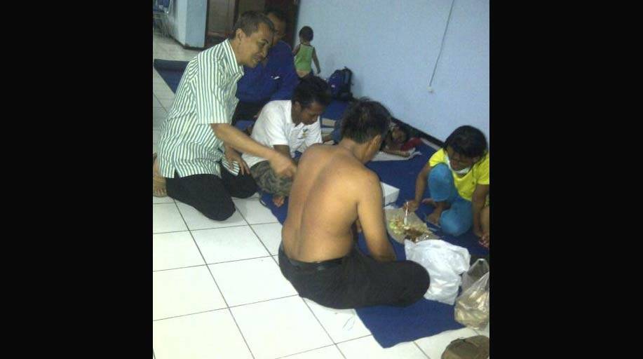 Sejumlah warga eks Gafatar asal Surabaya saat ditampung di Kantor Kesbangpolinmas Nganjuk. foto: soewandito/ BANGSAONLINE