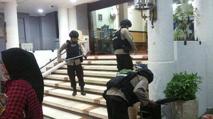 Para anggota Gegana Polri sibuk mendeteksi bom di rumah dinas dan kantor Pemkot Surabaya, Rabu (19/10/2016). 
