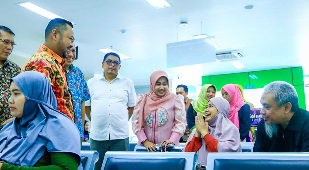 Bupati bersama Kepala BPJS Kesehatan Cabang Gresik saat meninjau pelayanan.