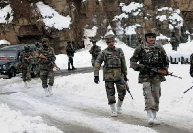 Pasukan India berpatroli di jalur yang akan dicaplok Cina. foto: Foto PTI.