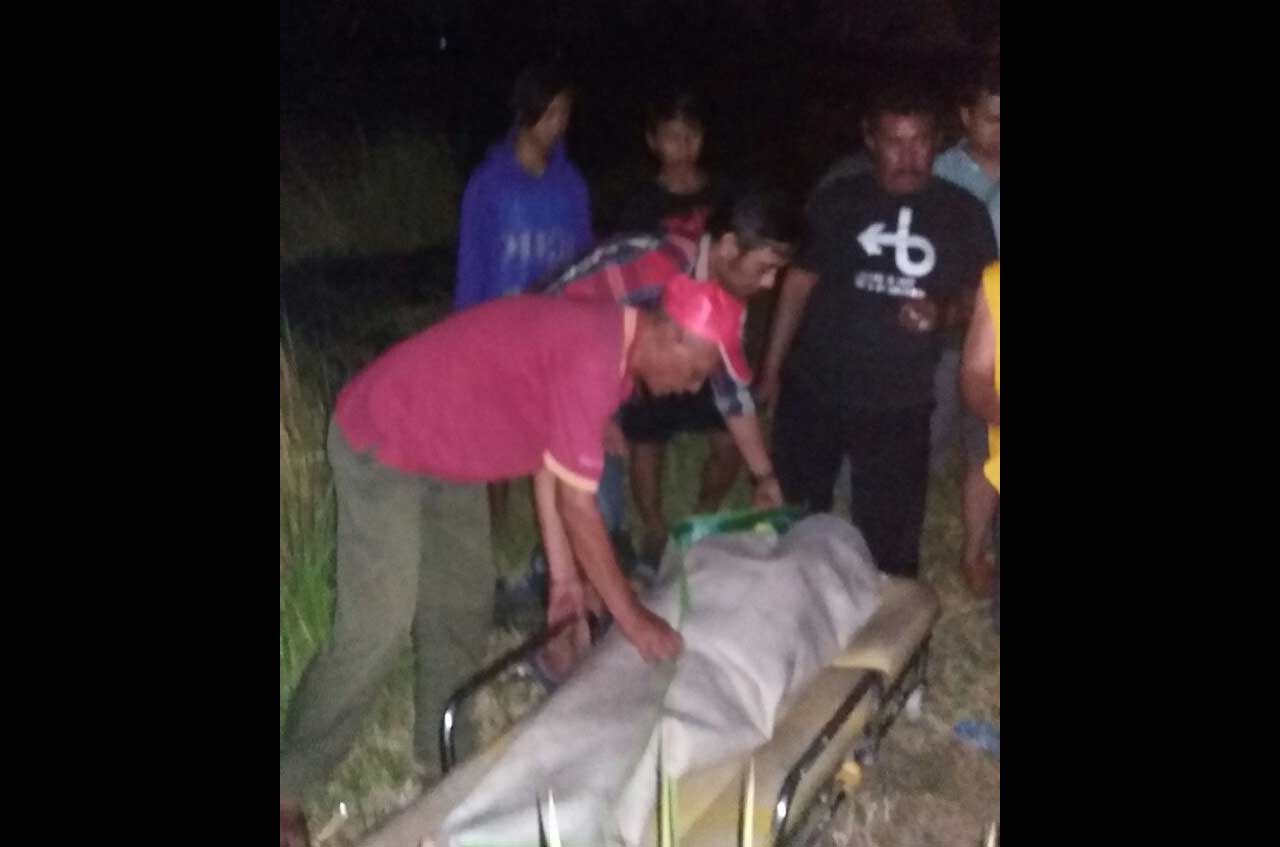 Jasad korban dievakuas dari area persawahan.