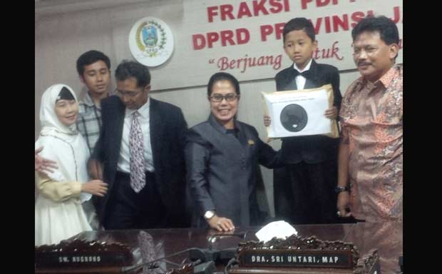 Ketua Fraksi PDIP DPRD Jatim, Sri Untari memberikan bingkisan kepada Pato Sayyaf di ruangan FPDIP, kemarin.