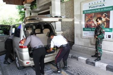 Pemeriksaan mobil secara teliti. Foto:puspen mabes TNI
