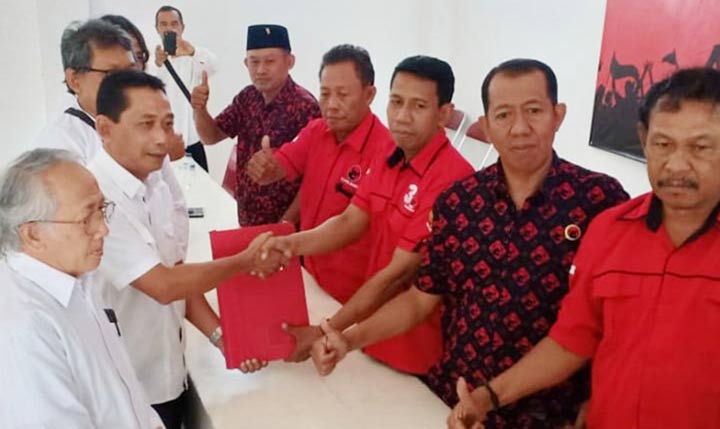 Mantan Ketua KPU Kabupaten Kediri Sapta Andaruiswara saat menyerahkan berkas formulir pendaftaran di kantor DPC PDI Perjuangan. foto: ARIF KURNIAWAN/ BANGSAONLINE