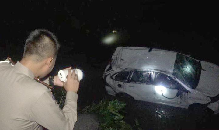 Kondisi minibus yang terjun ke sungai di jembatan Kali Putih, Desa Sumberagung, Kecamatan Gandusari, Kabupaten Blitar.