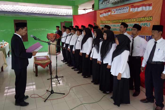 Ketua Panwascam Rembang Miftakhul Huda, SE saat melantik anggota Pengawas Pemilihan Lapangan (PPL). foto: ANDI F/ BANGSAONLINE