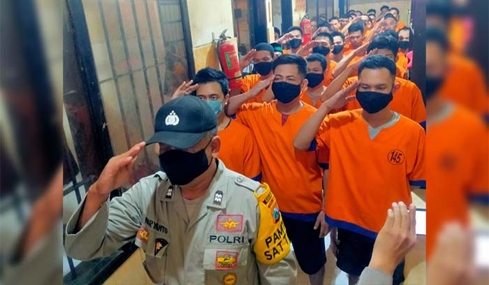 Suasana upacara Kemerdekaan RI yang ke-77 di Rutan Polresta Banyuwangi.