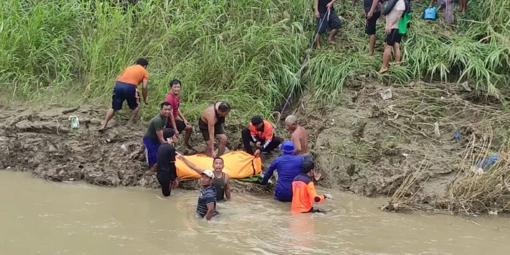 Tim gabungan saat mengevakuasi jenazah bocah asal Lamongan yang ditemukan 15km dari lokasi dilaporkan hilang