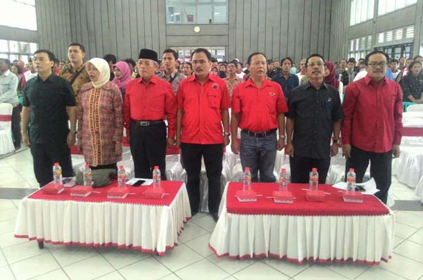 Haryanti bersama Ketua DPC saat menghadiri sosialisasi dan pembekalan saksi DPC PDI Perjuangan. foto: arif kurniawan/BANGSAONLINE