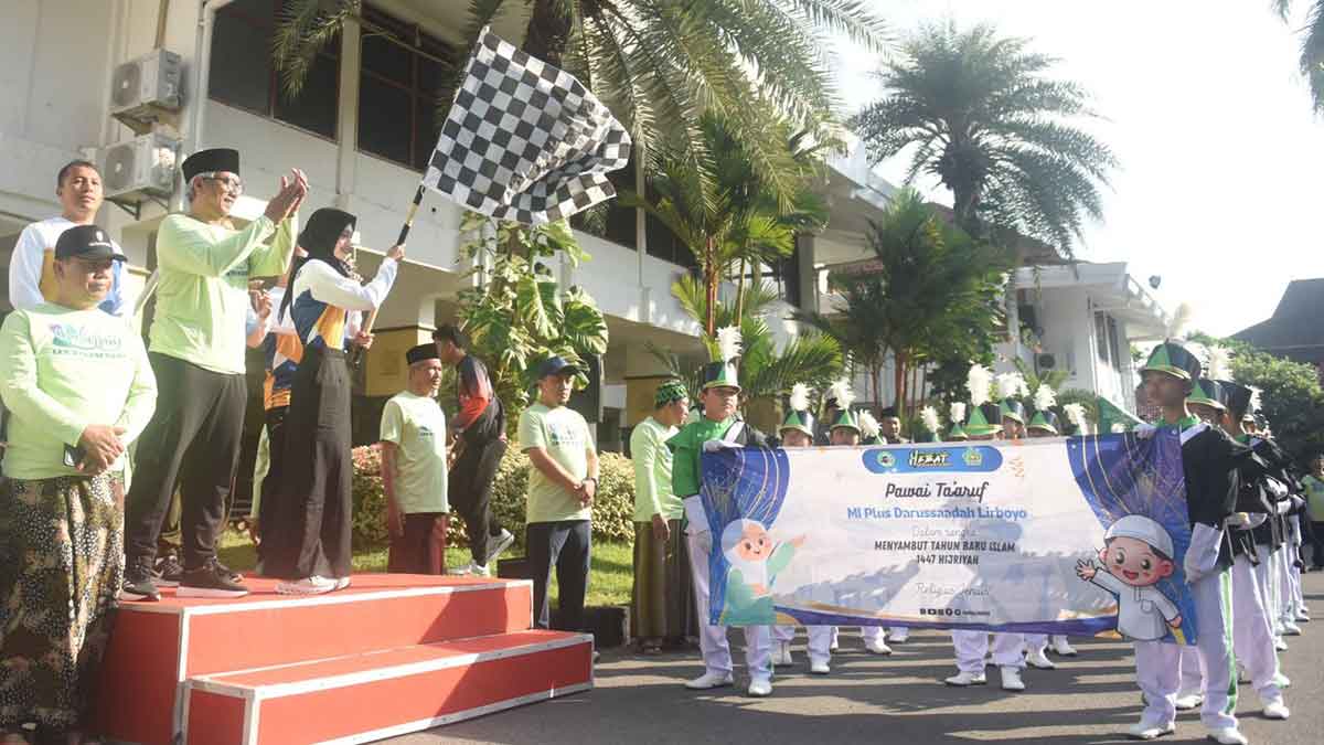 Wali Kota Kediri bersama wakilnya saat memberangkatkan Pawai Ta