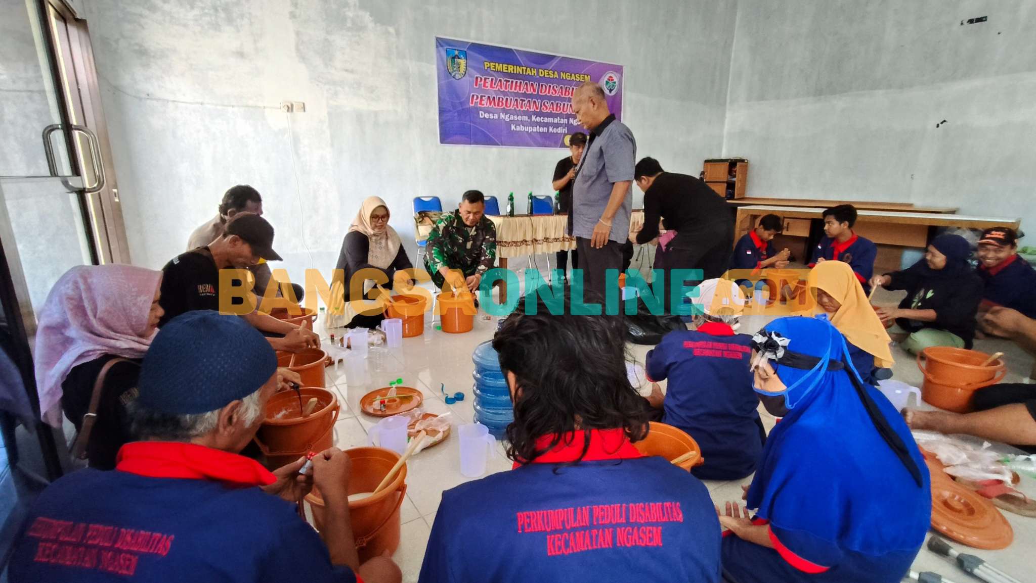 Pemdes Ngasem Gelar Pelatihan Pembuatan Sabun Cuci Piring untuk Penyandang Disabilitas