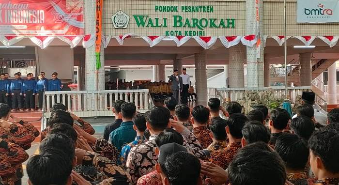 Pimpinan Ponpes Wali Barokah, KH Sunarto, saat bertindak sebagai inspektur upacara bendera dan sedang memberi hormat. Foto: MUJI HARJITA/ BANGSAONLINE