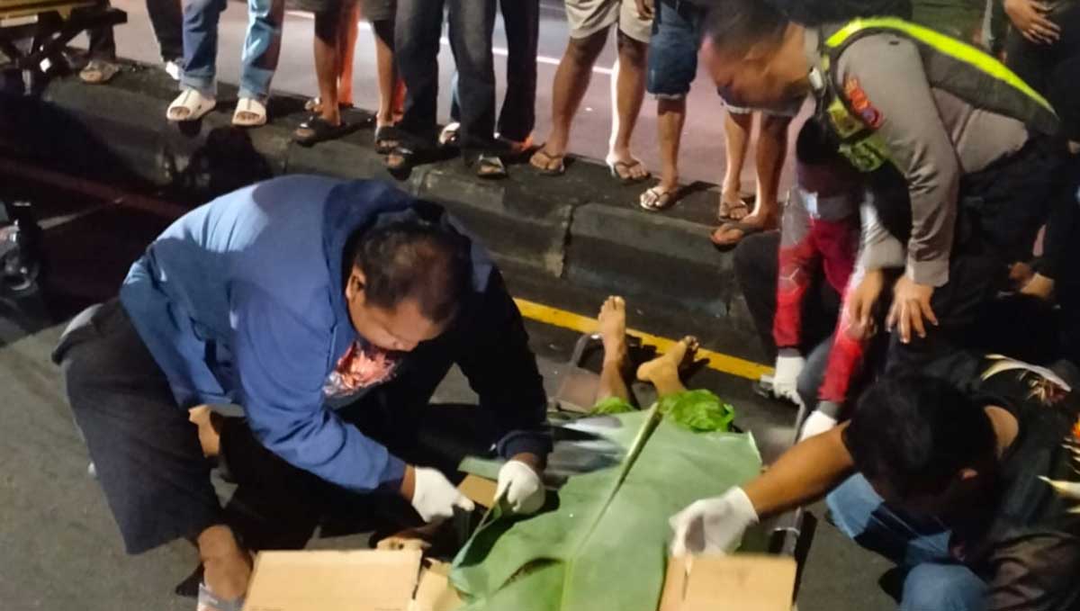 Evakuasi korban tewas akibat kecelakaan di Desa Kepulungan, Kecamatan Gempol, Kabupaten Pasuruan.