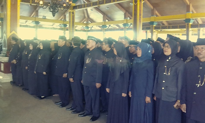 Para Kepala UPTD SD dan SMP, Pengawas serta Penilik saat mengambil sumpah di Pendopo Pratanu Pemkab Bangakalan, Jumat (11/5/2018).