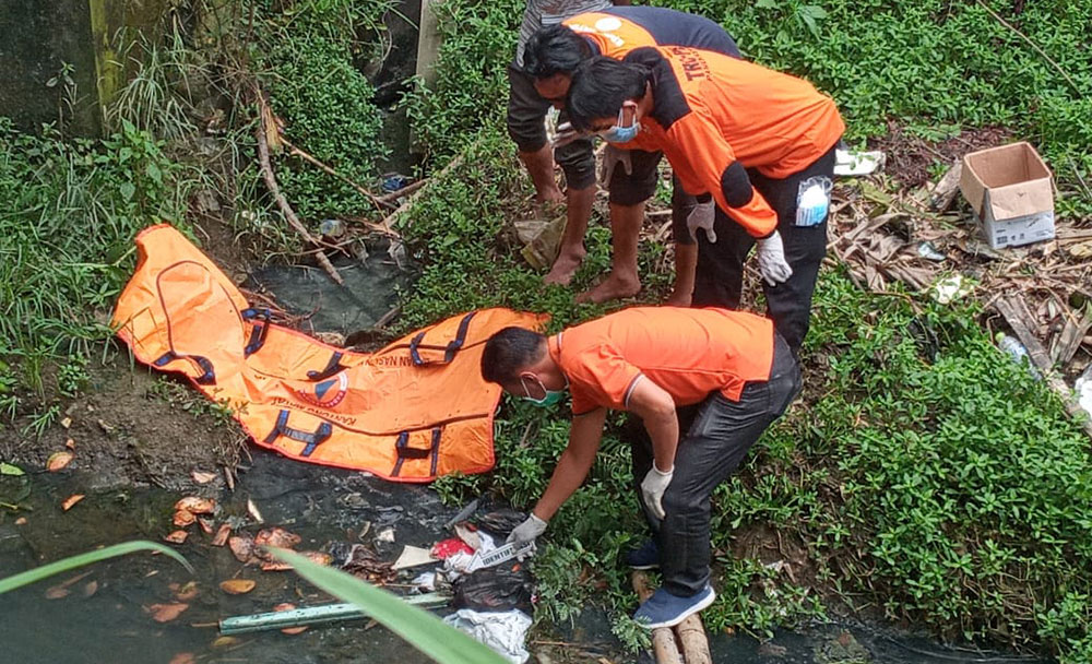 Jenazah bayi saat akan dievakuasi dari Sungai Kloang, tepatnya di bawah Jembatan Parteker Jalan Cokro Admojo Pamekasan. 