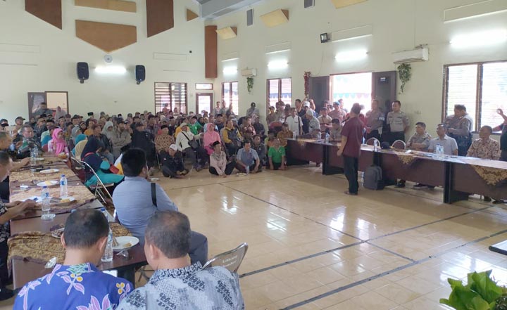 Kedua kubu saat mediasi terkait pelaksanaan RALB Koperasi Ketajek.