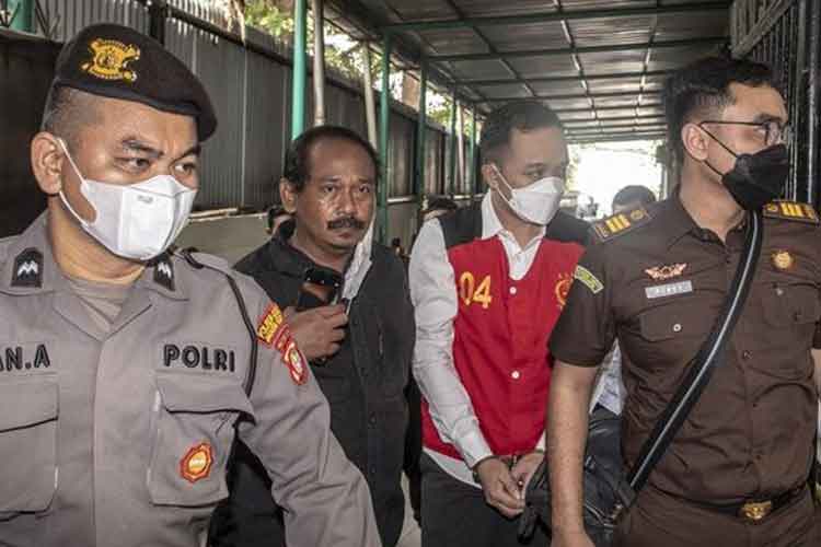Terdakwa Bripka Ricky Rizal, Terdakwa dalam kasus pembunuhan berencana bersama Ferdy Sambo dan Putri, di Pengadilan Negeri Jakarta Selatan (PN Jaksel), Senin (17/10/2022). Foto : ANTARA FOTO/MUHAMMAD ADIMAJA