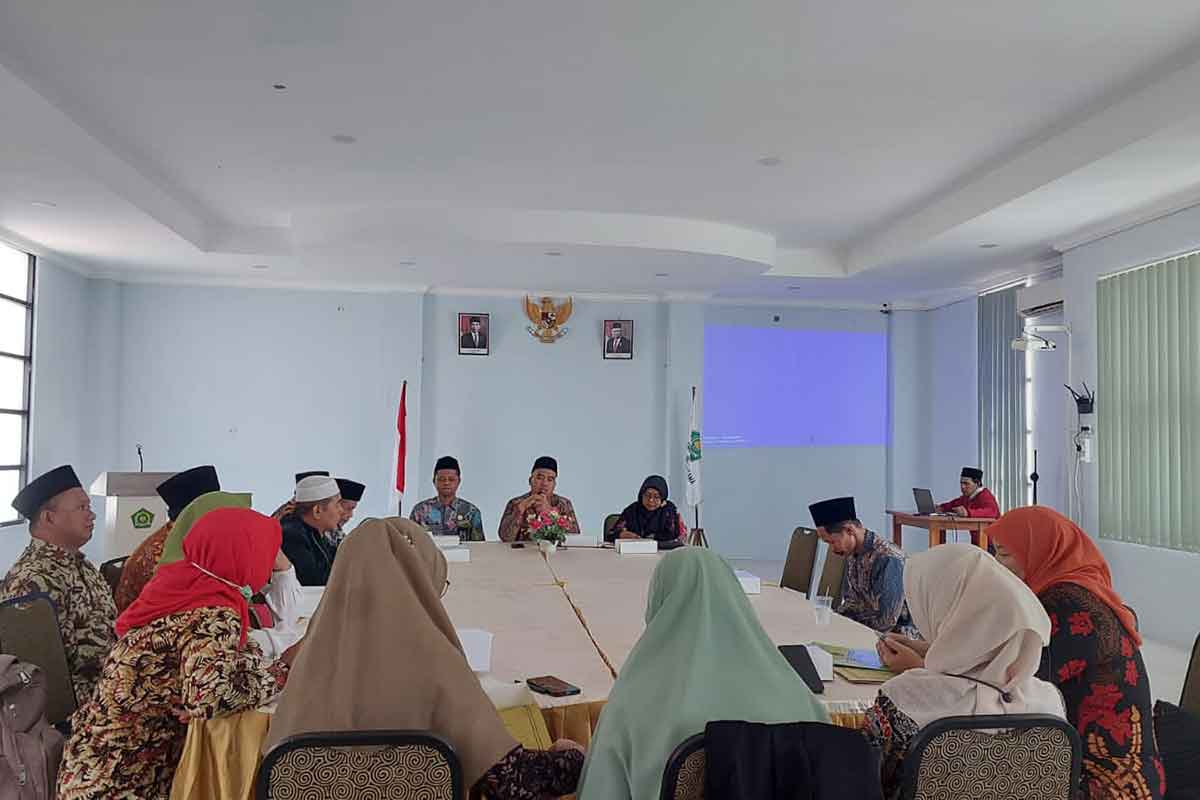 Plt. Bidang PAIS Kanwil Kemenag Jatim, Najib Kusnanto saat memberikan arahan kepada Guru PAI dam TBTQ UMII dalam evaluasi program di Gedung PLHUT kemenag setempat, Jumat (6/10/2023).