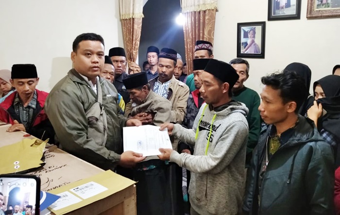 Penyerahan jenazah kepada pihak keluarga.