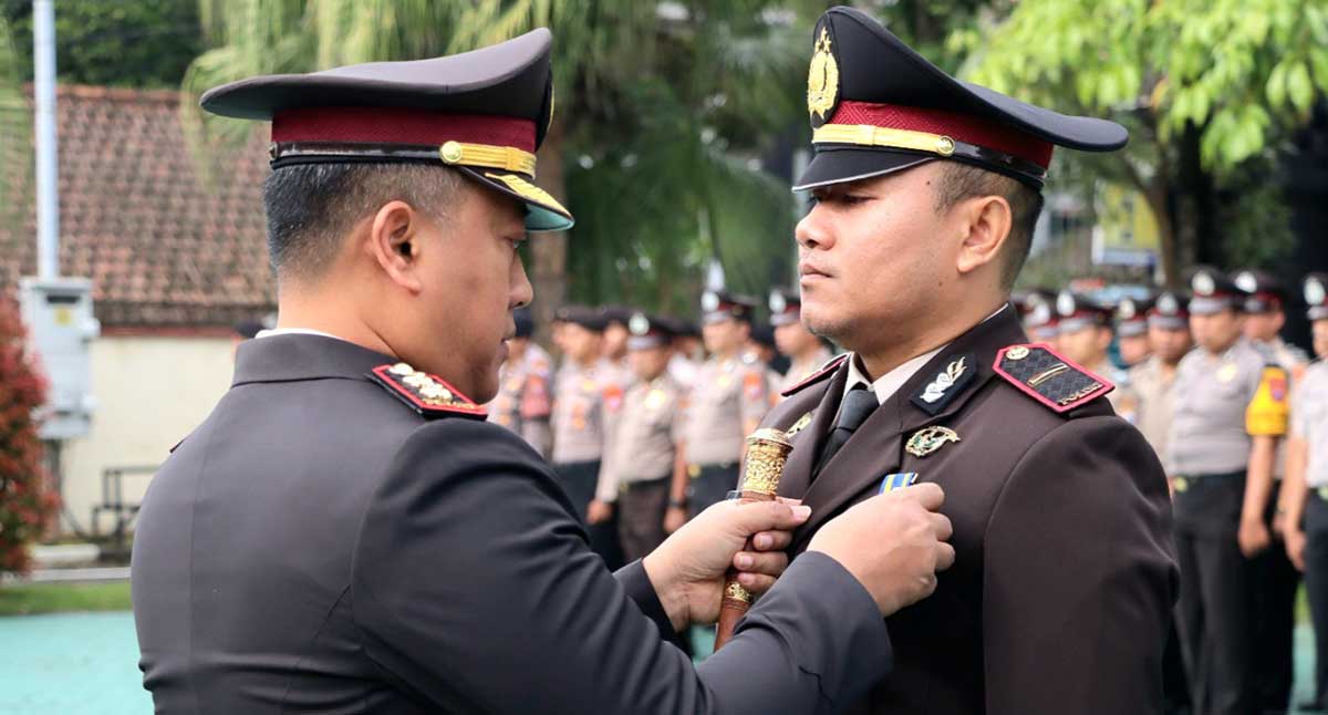 Kapolres Batu saat menyematkan Satyalencana Pengabdian kepada salah satu personel.

