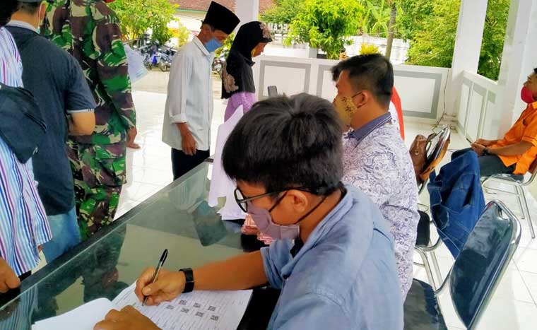 Loket pengambilan BST Covid-19 dari Kemensos di Balai Kecamatan Junrejo.