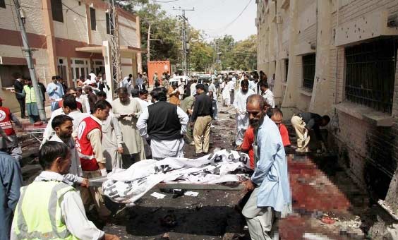 Warga mengevakuasi salah satu korban luka akibat ledakan bom yang terjadi di luar sebuah rumah sakit di Quetta, Pakistan, Senin (8/8). Setidaknya 53 orang tewas dan puluhan lainnya luka-luka dalam insiden yang diduga kuat sebagai serangan bom bunuh diri tersebut. foto: merdeka.com
