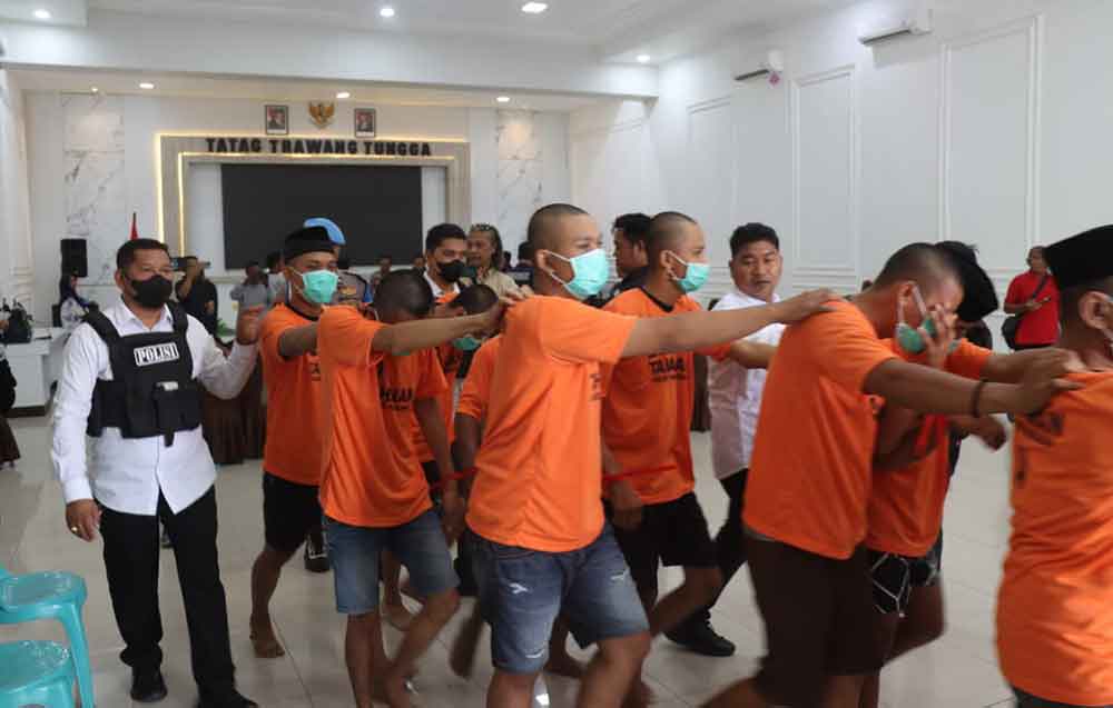 Para tersangka kasus peredaran narkoba digelandang usai dihadirkan dalam rilis pers di Mapolres Pamekasan, Rabu (17/9/2025).