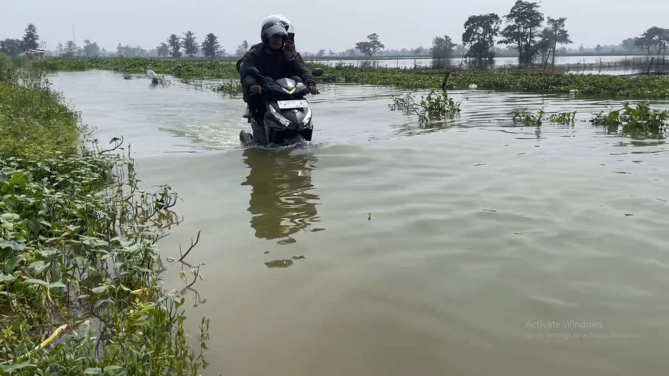 Salah satu jalanan di Desa Kalitengah yang terendam luapan Sungai Bengawan Jero.