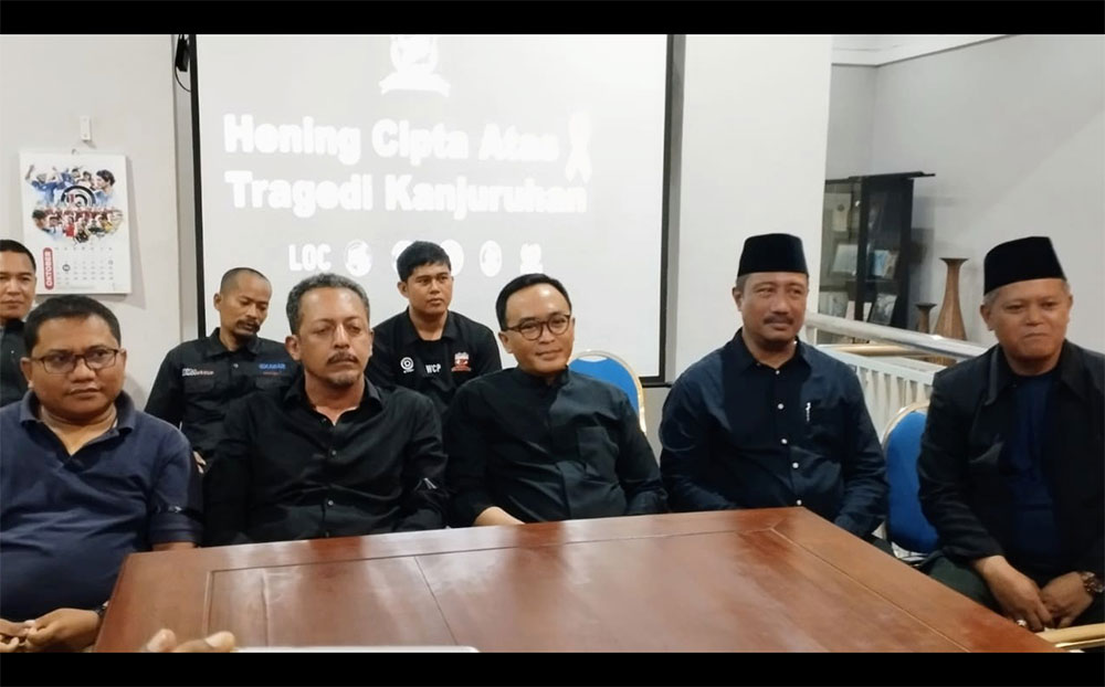 Bupati Pamekasan Baddrut Tamam bersama penggawa Madura United saat mengheningkan cipta untuk untuk tragedi di Stadion Kanjuruhan Malang.