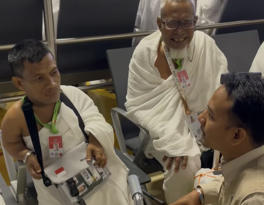 Muhammad Erlita saat tiba di Bandara Jeddah dan langsung mendapat sambutan dari petugas haji Indonesia. Foto: MCH 2026.