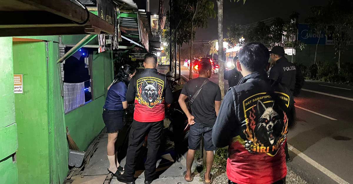 Petugas dari Polres Gresik saat merazia miras atau minuman keras di sekitar Kecamatan Menganti. Foto: Ist
