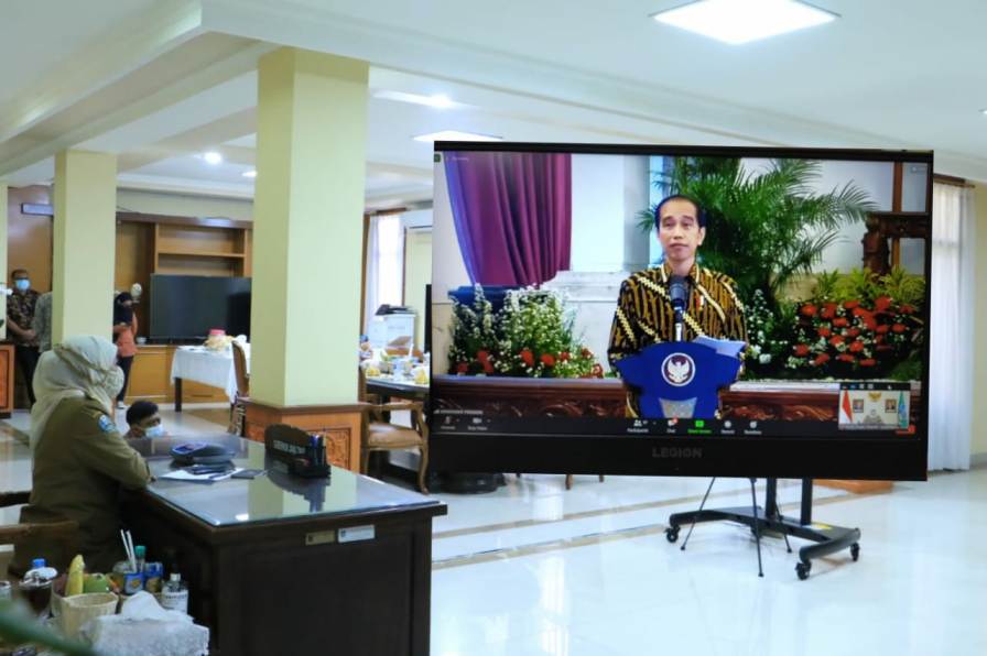 Gubernur Jawa Timur Khofifah Indar Parawansa saat  menerima penyerahan DIPA dan TKDD secara virtual dari Presiden RI Joko Widodo (Jokowi) dari Istana Negara pada Rabu (25/11) pagi. Gubernur Khofifah mengikuti penyerahan DIPA dan TKDD secara virtual itu dari Badan Penghubung Pemerintah Daerah Provinsi Jawa Timur di Jakarta. foto: ist/ bangsaonline.com