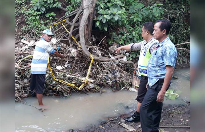 Petugas menunjukkan lokasi ditemukannya bayi.