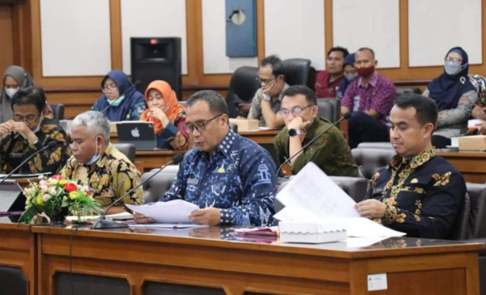 Kepala BPPKAD Gresik AM Reza Pahlevi (kanan depan) saat rapat anggaran. Foto: SYUHUD/ BANGSAONLINE